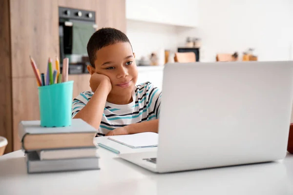 Mały Afroamerykanin Studiuje Online Laptopem Domu — Zdjęcie stockowe