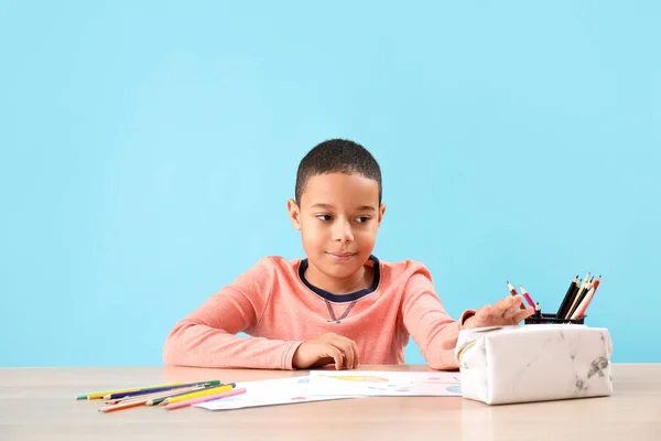 Kleiner Afroamerikanischer Junge Mit Mäppchen Zeichnung Tisch Auf Blauem Hintergrund — Stockfoto