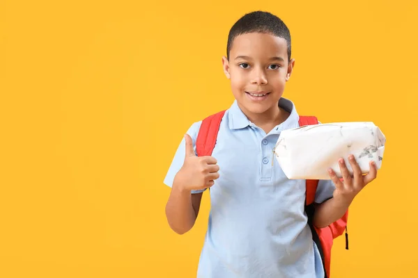 Kis Afro Amerikai Iskolás Fiú Tolltartóval Mutatja Hüvelykujj Narancssárga Háttér — Stock Fotó