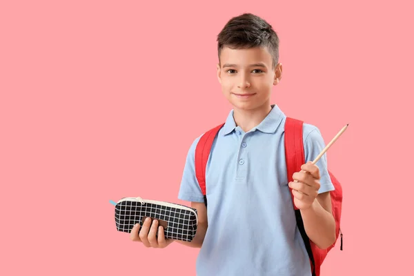 Pequeno Estudante Com Estojo Lápis Sobre Fundo Rosa — Fotografia de Stock