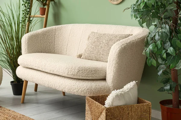 Przytulna Biała Sofa Poduszkami Roślinami Pobliżu Zielonej Ściany — Zdjęcie stockowe