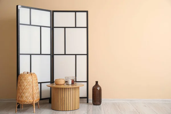 Coffee Table Decor Wicker Lamp Folding Screen Beige Wall — Stock Photo, Image