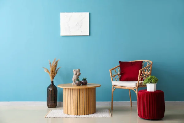 Кофейный Столик Кресло Красный Пуф Возле Голубой Стены — стоковое фото