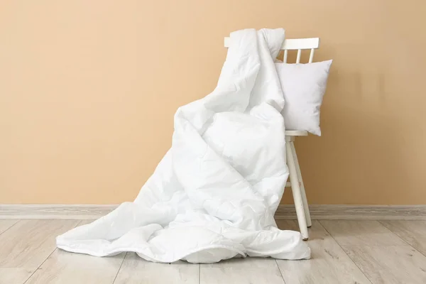 Beyaz Battaniyeli Sandalye Bej Duvarın Yanında Yastık — Stok fotoğraf