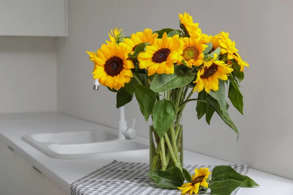 Vase Beautiful Sunflowers White Kitchen Counter — Stock Photo, Image