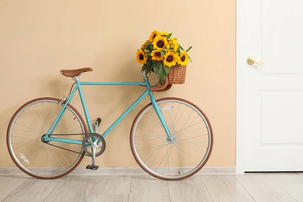 Bej Duvarın Yanındaki Sepette Bir Buket Güzel Ayçiçeği Olan Bisiklet — Stok fotoğraf