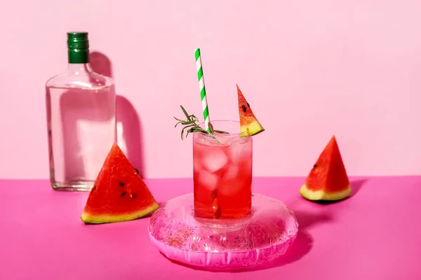 Bicchiere Gustoso Cocktail Anguria Con Mini Anello Gonfiabile Sul Tavolo — Foto Stock