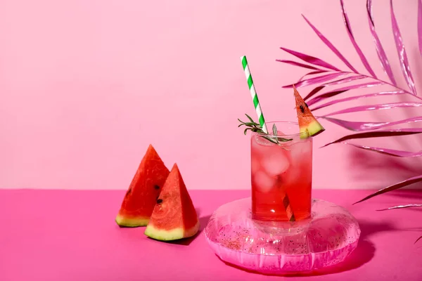 Glas Leckerer Wassermelonen Cocktail Mit Mini Aufblasbarem Ring Auf Rosa — Stockfoto
