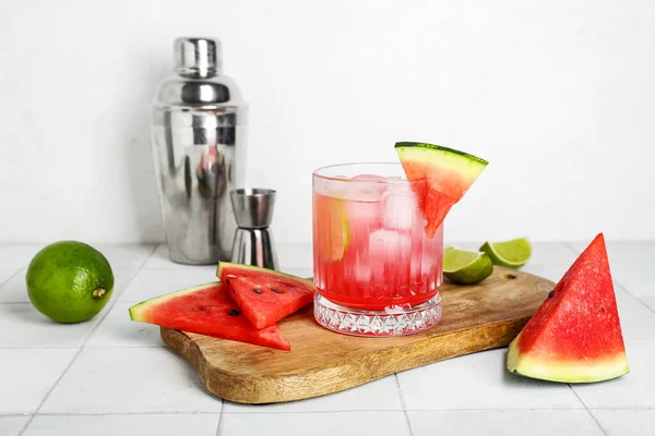 Tafel Mit Glas Leckerem Wassermelonen Cocktail Shaker Jigger Und Limette — Stockfoto