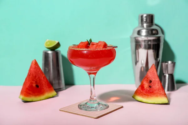 Glas Lekkere Watermeloen Cocktail Shakers Jigger Roze Tafel Bij Turquoise — Stockfoto