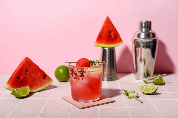 Glas Leckerer Wassermelonen Cocktail Mit Shakern Und Limette Auf Fliesentisch — Stockfoto