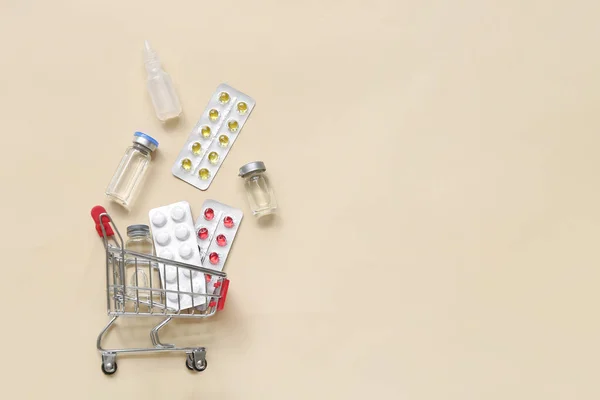 Mini Warenkorb Mit Verschiedenen Medikamenten Auf Beigem Hintergrund — Stockfoto