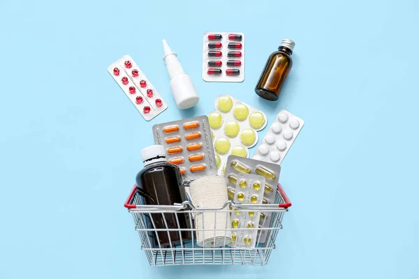 Mini Warenkorb Mit Verschiedenen Medikamenten Auf Blauem Hintergrund — Stockfoto