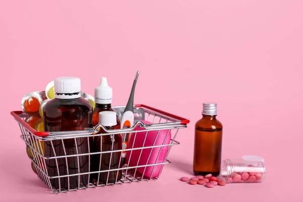 Mini Bevásárlókosár Különböző Gyógyszerekkel Rózsaszín Alapon — Stock Fotó