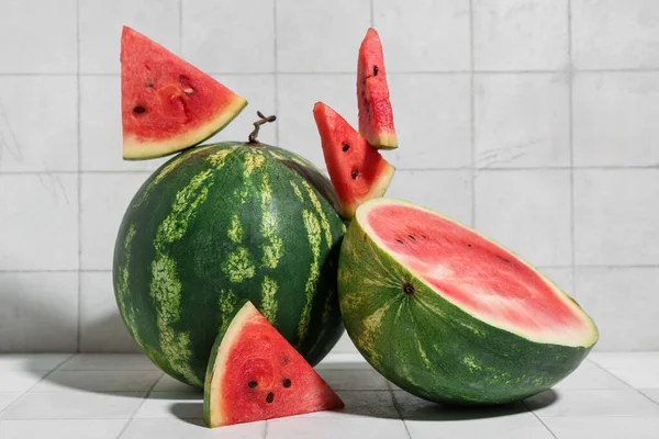 Frische Wassermelonen Auf Weißem Fliesenhintergrund — Stockfoto