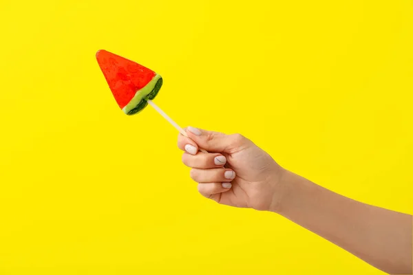 Frau Hält Lutscher Form Einer Wassermelonenscheibe Auf Gelbem Hintergrund — Stockfoto