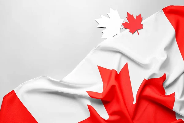 Flagge Von Kanada Und Papier Ahornblätter Auf Grauem Hintergrund — Stockfoto