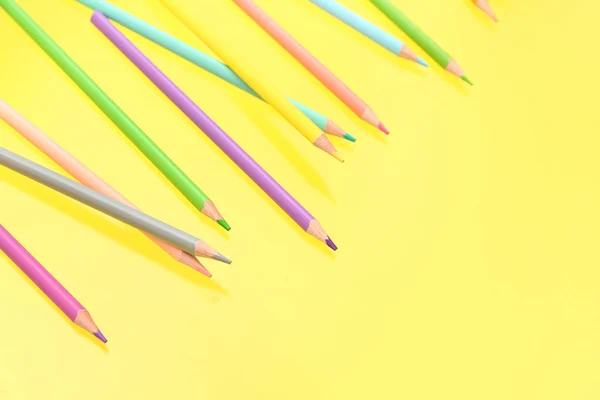 Różne Kolorowe Ołówki Żółtym Tle — Zdjęcie stockowe
