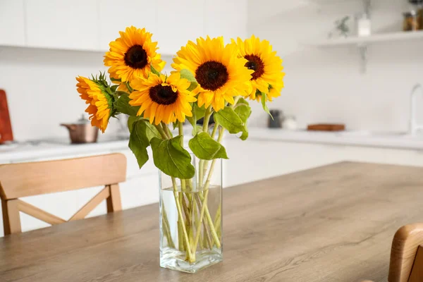 Váza Krásnými Slunečnicemi Dřevěném Stole Kuchyni Detailní Záběr — Stock fotografie