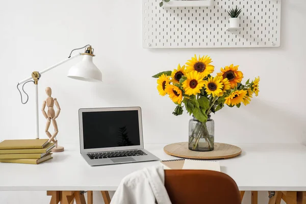 Vaas Met Mooie Zonnebloemen Moderne Laptop Witte Tafel Close — Stockfoto