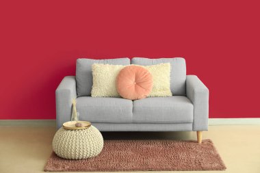 Gri kanepeli şık bir oturma odası ve puf.