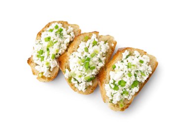 Lezzetli süzme peynirli sandviçler ve beyaz arka planda yeşil soğan.