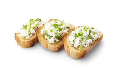 Lezzetli süzme peynirli sandviçler ve beyaz arka planda yeşil soğan.