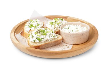 Lezzetli süzme peynirli sandviçler ve beyaz arka planda yeşil soğan.