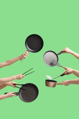 Yeşil arka planda mutfak aletleri olan kadınlar