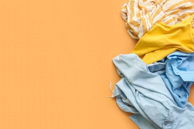 Kirli çamaşır yığını turuncu arka planda
