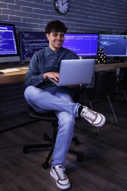 Geceleri bilgisayarla çalışan erkek programcı.