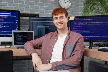 Ofiste çalışan erkek programcı