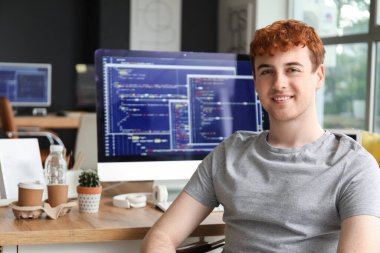 Ofiste çalışan erkek programcı