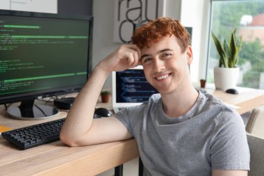 Ofiste çalışan erkek programcı