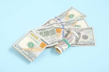 Renk arkaplanı için 100 dolarlık banknotlar