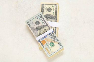 Açık arkaplan üzerine yığınla dolar banknotları