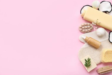 Farklı banyo malzemelerine ve pembe arka planda kozmetik ürünlere sahip kompozisyon