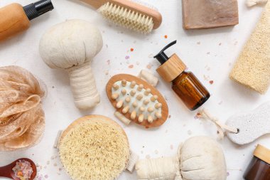 Hafif arka planda farklı banyo aksesuarları ve kozmetik ürünleri olan kompozisyon