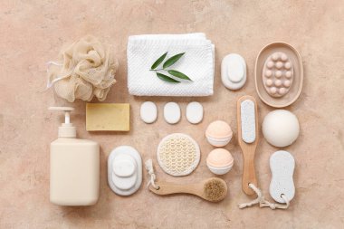 Renkli arka planda farklı banyo malzemeleri ve kozmetik ürünleri içeren kompozisyon