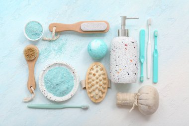 Renk arkaplanında farklı banyo malzemelerine sahip kompozisyon