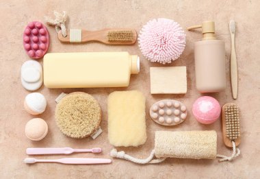 Renk arkaplanında farklı banyo malzemeleri ve kozmetik ürünleri olan kompozisyon