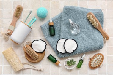 Farklı banyo aksesuarları ve hafif fayanslı kozmetik ürünleri olan kompozisyon