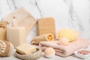 Masada farklı banyo malzemeleri var.