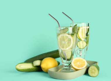 Mavi arka planda salatalıklı limonata ve nane şekeri.