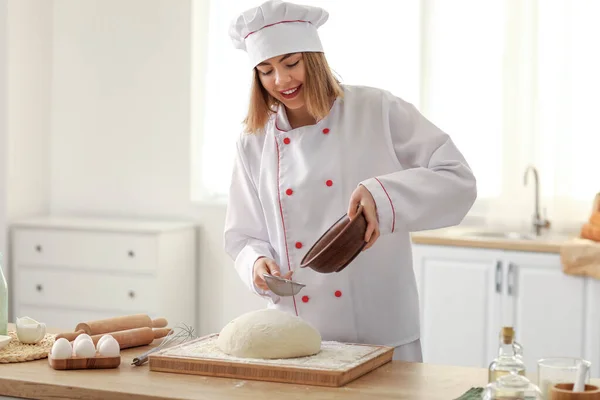 Kobieta Piekarz Posypywanie Ciasta Mąką Przy Stole Kuchni — Zdjęcie stockowe