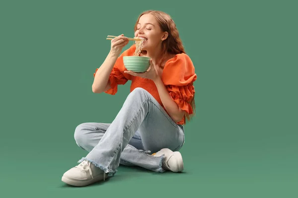 Junge Frau Isst Chinesische Nudeln Auf Grünem Hintergrund — Stockfoto