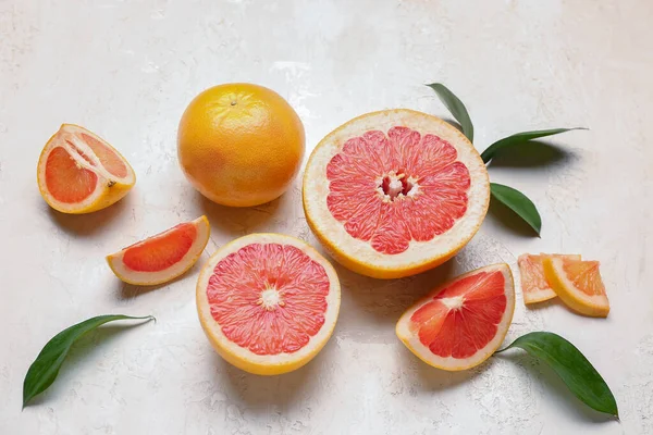 Composition Juicy Grapefruit Pieces Plant Leaves Light Background — Stock Photo, Image