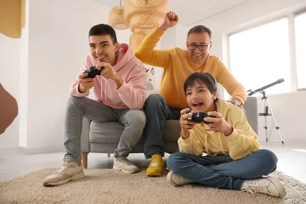Ευτυχισμένο Αγοράκι Τον Μπαμπά Και Τον Παππού Του Παίζουν Βιντεοπαιχνίδια — Φωτογραφία Αρχείου