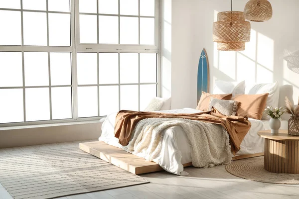サーフボードと大きなベッド付きのモダンなベッドルームのインテリア — ストック写真