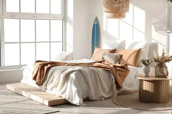 带有冲浪板和大床的现代卧房的内部 — 图库照片